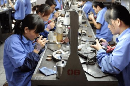 一手一個蘋果手機，進工廠打工到底多賺？——科技中介服務背后的收入與真相